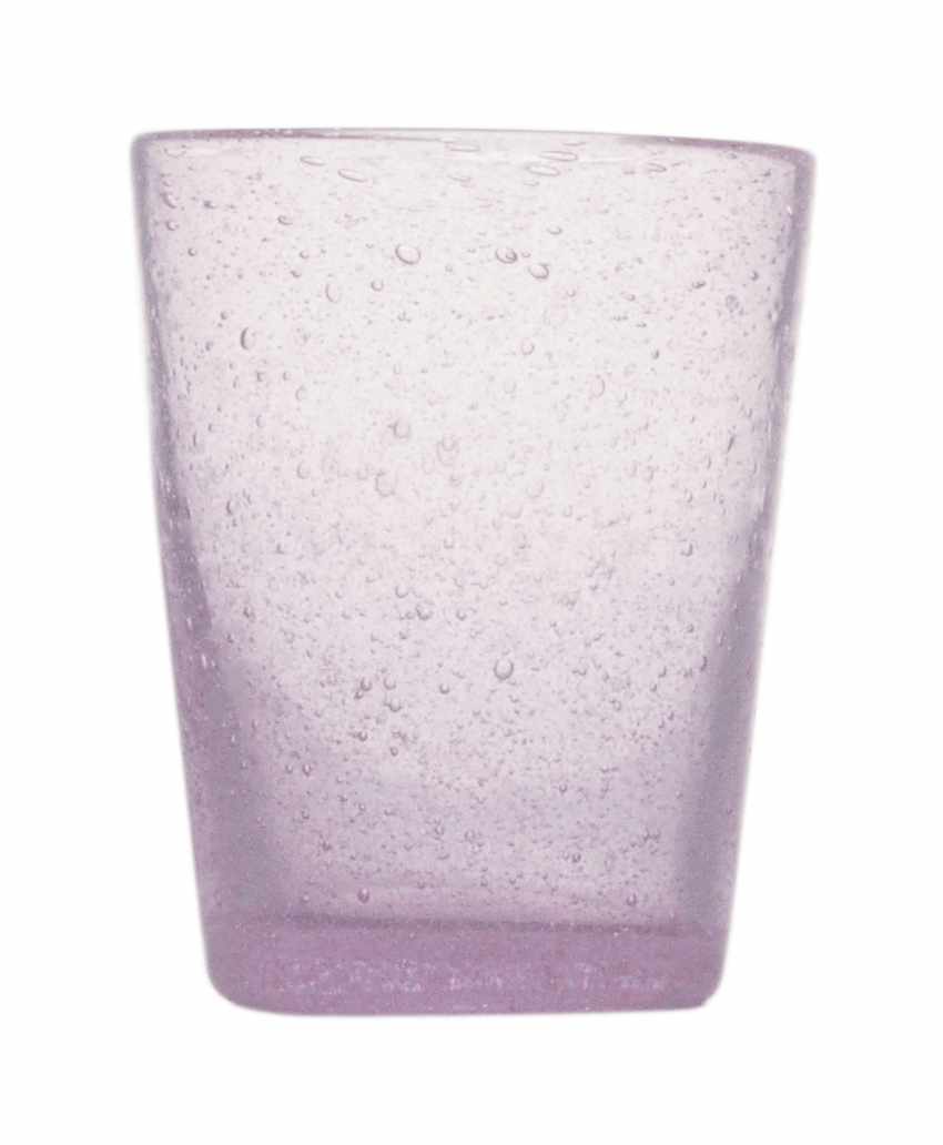 Mundgeblasenes Trinkglas von Memento mit Luftbläschen in mauve - ein zarter Fliederton