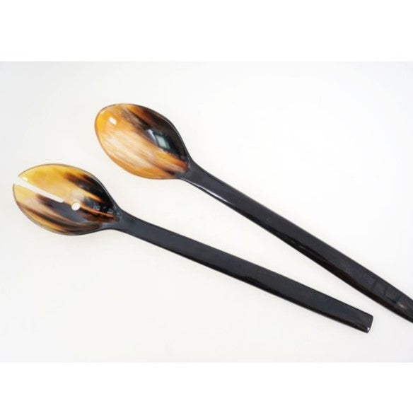 Horn-Salatbesteck "Solveig" mit einer Länge von 32 cm. Das Set umfasst zwei Löffel mit perforierter Klinge für ein müheloses Servieren von Salat. Ein einzigartiges Küchenaccessoire für Feinschmecker