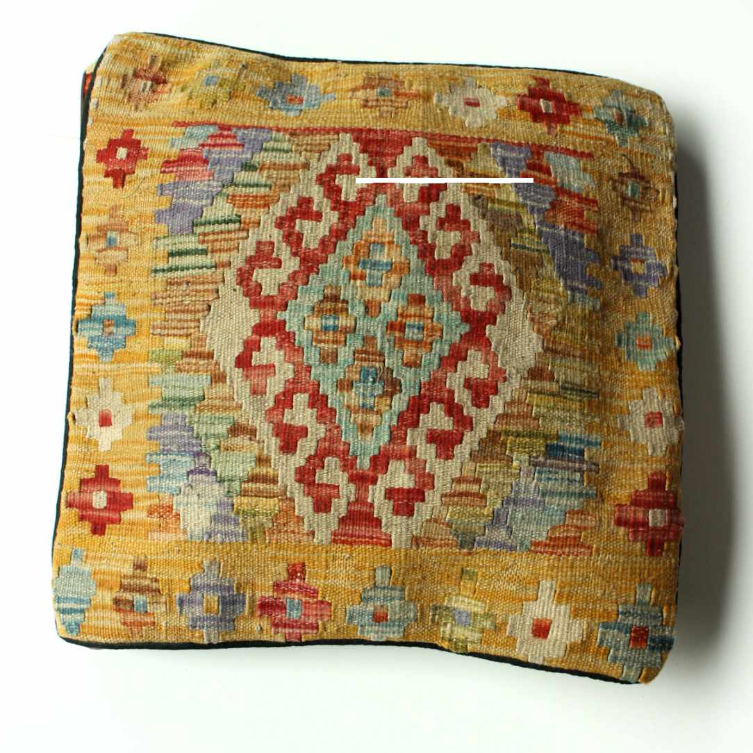 Kelim-Kissen 45x45 cm mit großem Rautenmuster in Rot, Türkis und Beige auf gelbem Hintergrund, handgewebt mit traditionellen orientalischen Mustern