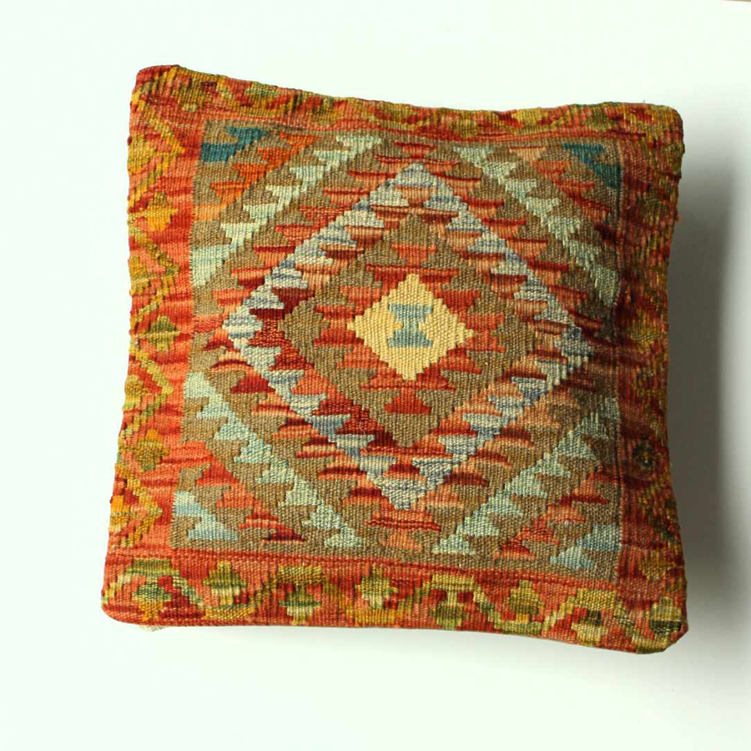 Kelim-Kissen 45x45 cm mit zentralem Rautenmuster in Rot, Grün, Türkis und Gelb, handgewebt im traditionellen orientalischen Stil mit dekorativem Randmuster.