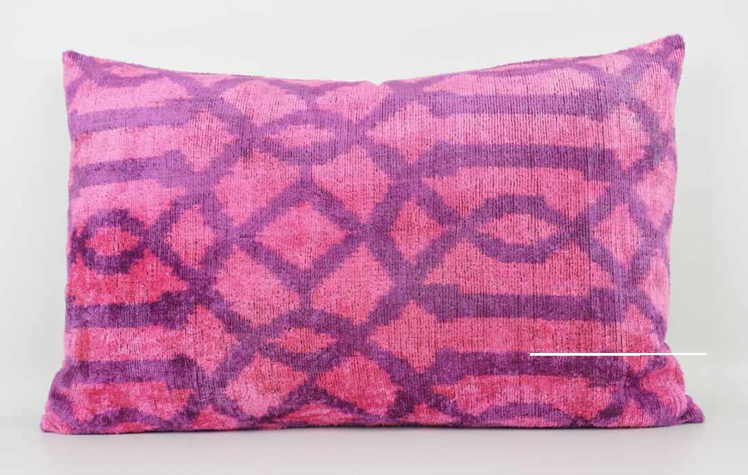 Kissen aus Seidenvelvet in pink mit graphischen Muster in lila