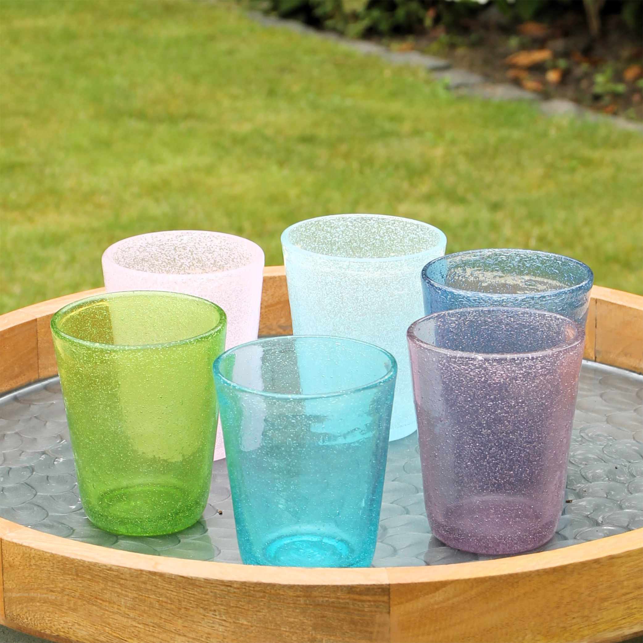 Gläser in der Kombination lime-pink-deepblue -mauve-tuerkis auf einem Tablett