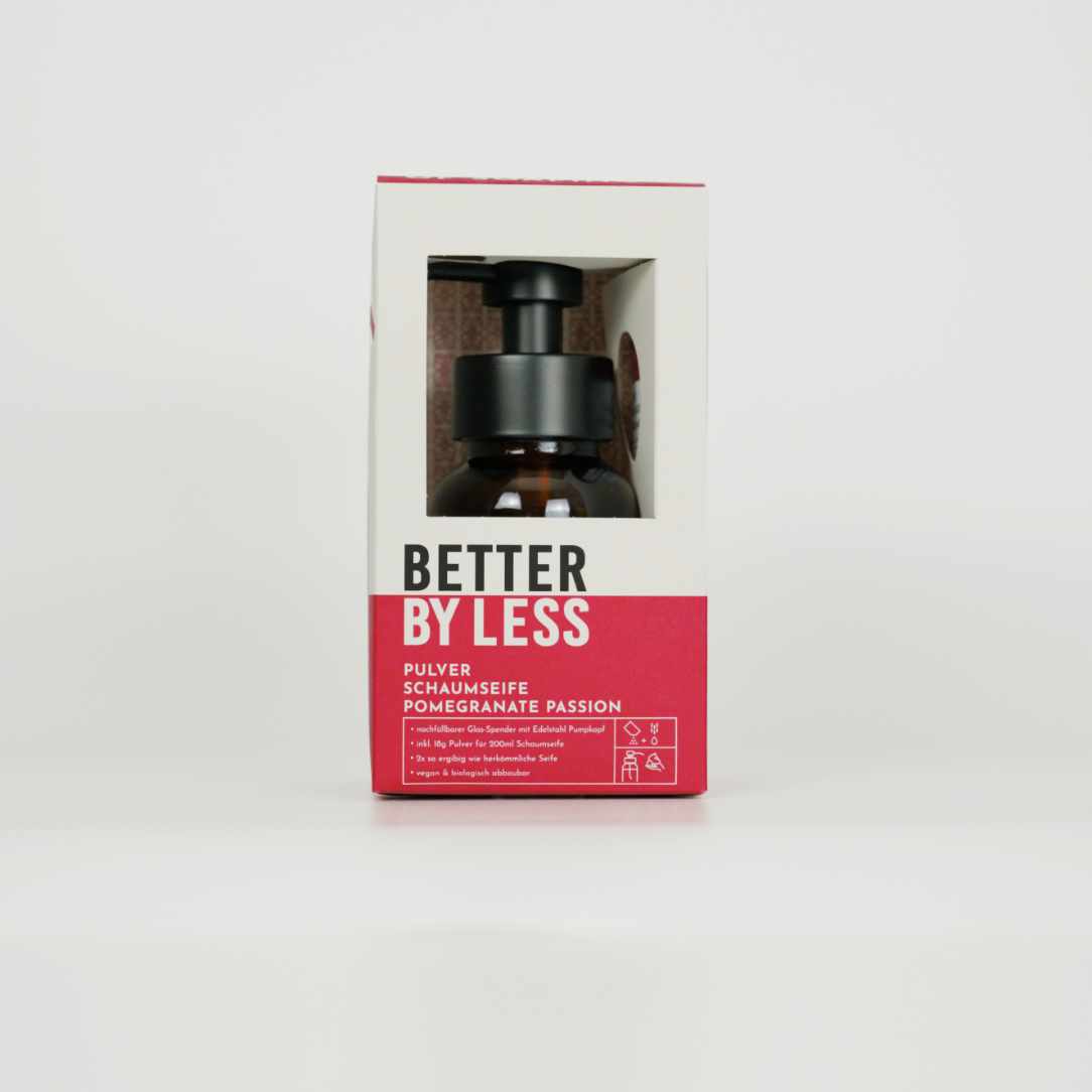 Packung mit Schaumspender in braunem Glas und schwarzem Spender mit Schaumpulver mit Duftrichtung Pomegranate Passion