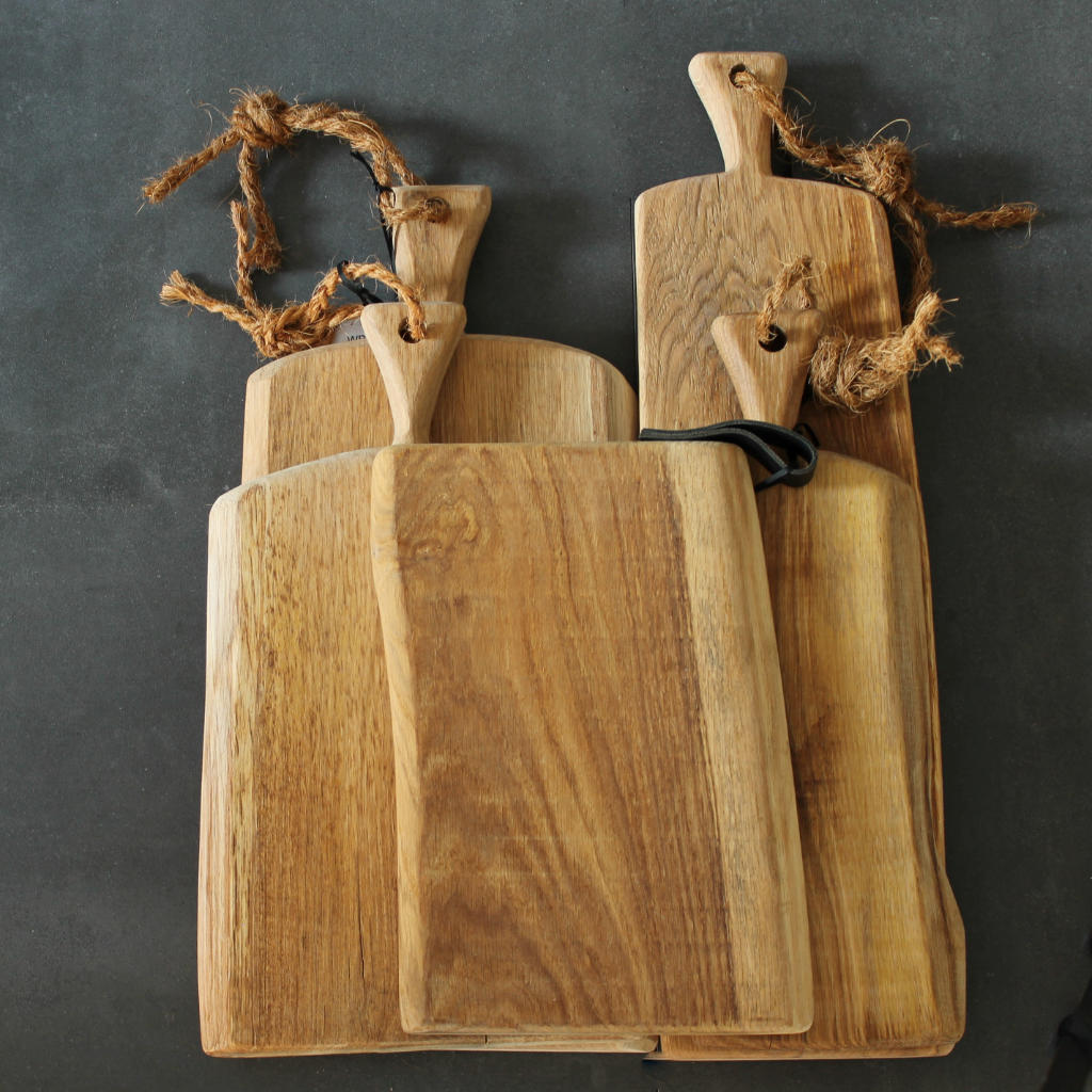 4 unterschielich große Holzbretter und ein Tapasbrett aus deutscher Eiche in einbem Stück mit Griff und Sisalkordel