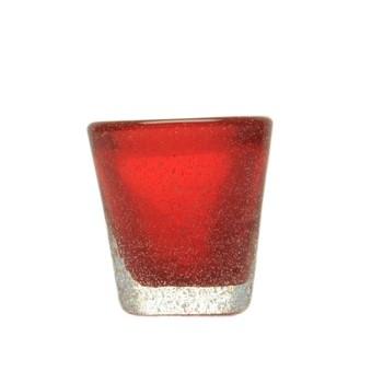 Mundgeblasenes Schnapsglas oder Espressobecher, Memento mit eingeschlossenen Luftbläschen in rot