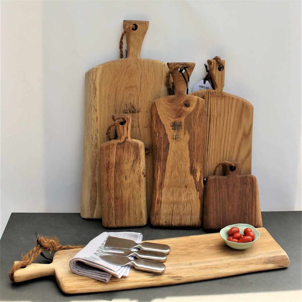 Holzbretter aus Eiche, dreiteiliges Käsebesteck aus Edelstahl, Chutney und Senf