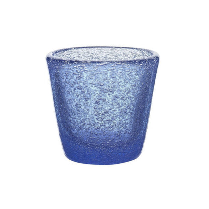 Mundgeblasenes Schnapsglas oder Espressobecher, Memento  mit eingeschlossenen Luftbläschen in lavendelblau