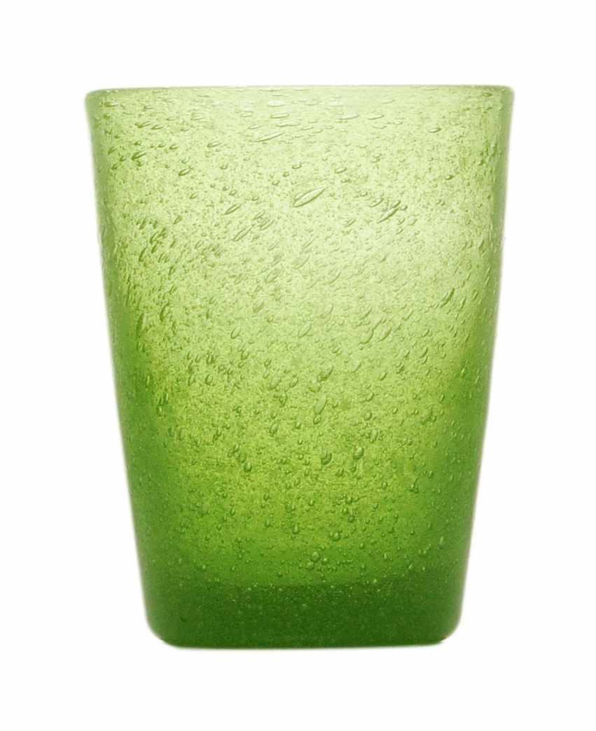Mundgeblasenes Trinkglas von Memento mit Luftbläschen in limonengrün