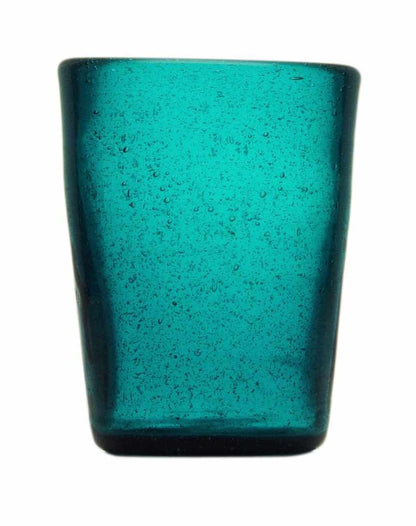 Mundgeblasenes Trinkglas von Memento mit Luftbläschen in petrol - ein dunkles kräftiges Blau-Grün