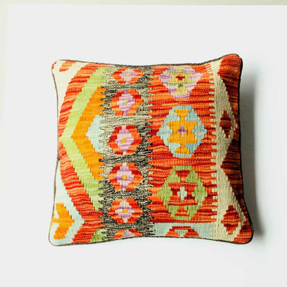 kelimkissen mit fröhlich buntem Muster in rot, grün, orange und pink