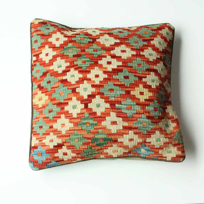 Kelim-Kissen 45x45 cm mit dichtem Rautenmuster in Rot, Grün, Beige und Türkis, handgewebt im traditionellen Stil mit geometrischem Blumenmotiv.