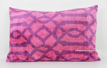 Kissen aus Seidenvelvet  in pink mit  graphischen Muster in lila