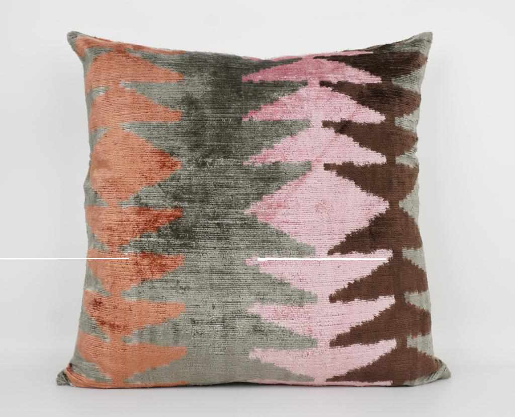 Quadratisches Kissen aus Seidenvelvet, zick-zack Muster in Braun, rose, grau und rostorange