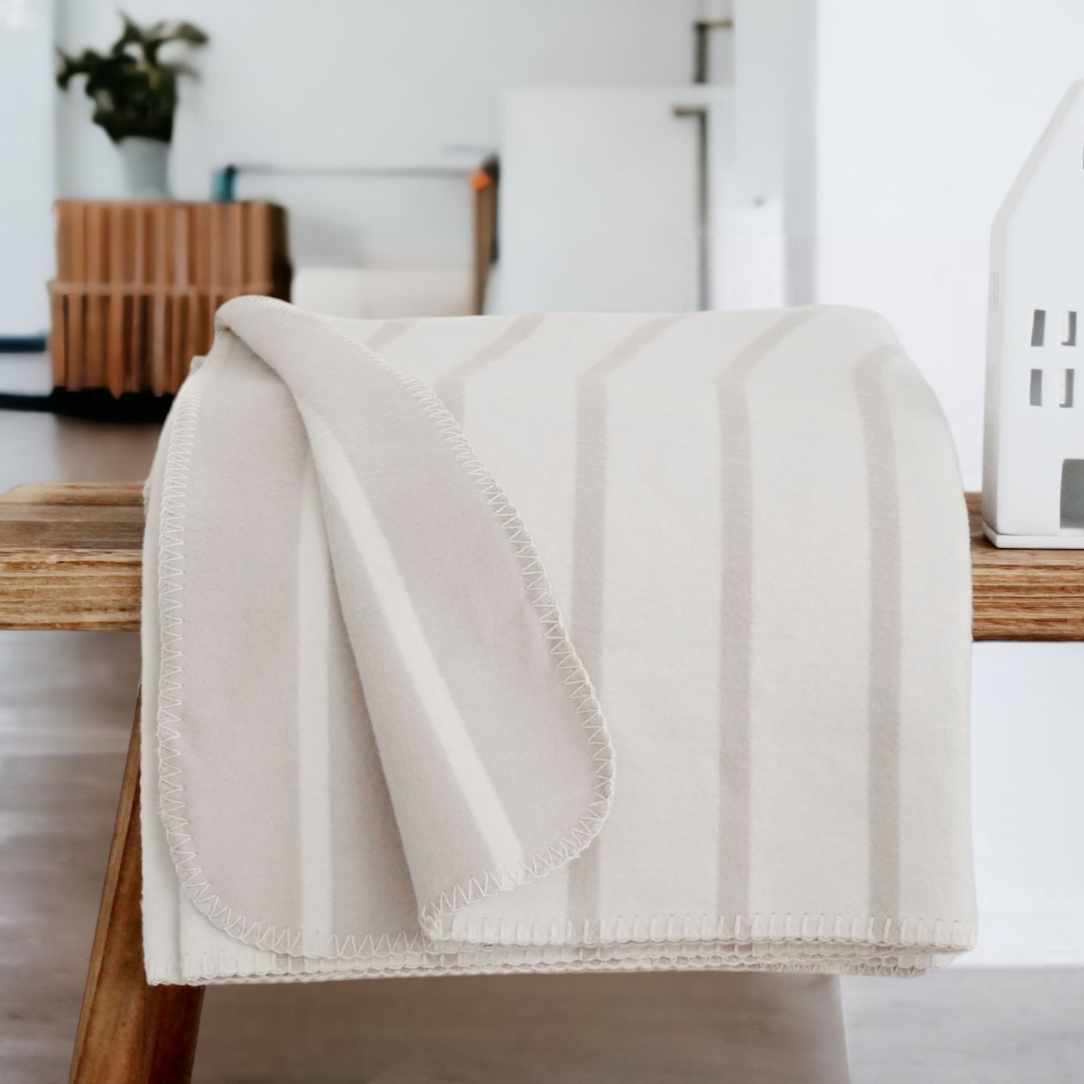 Decke Anna aus Bio-Baumwollle mit doubleface Streifen weiss-eige