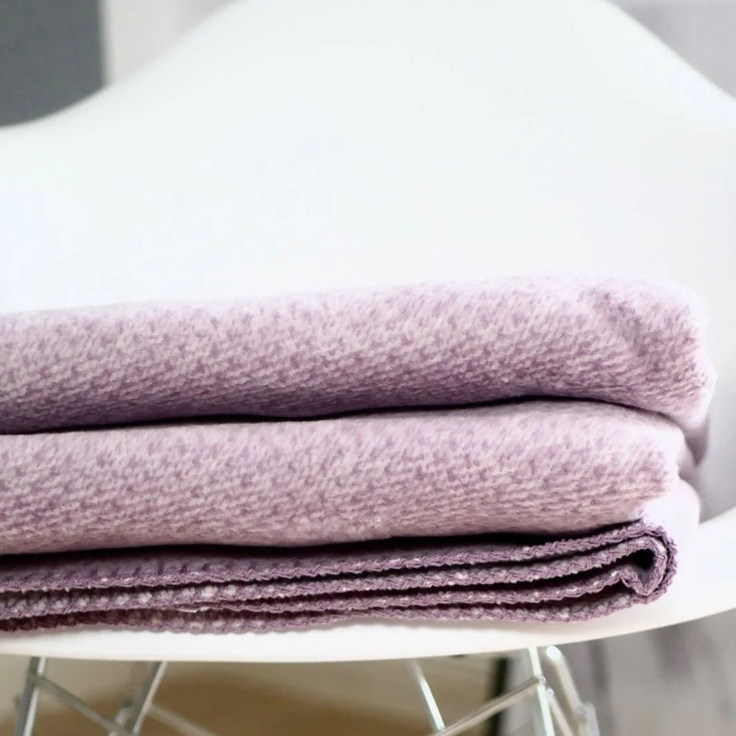 Melierte Wolldecke aus Biobaumwolle malve meliert