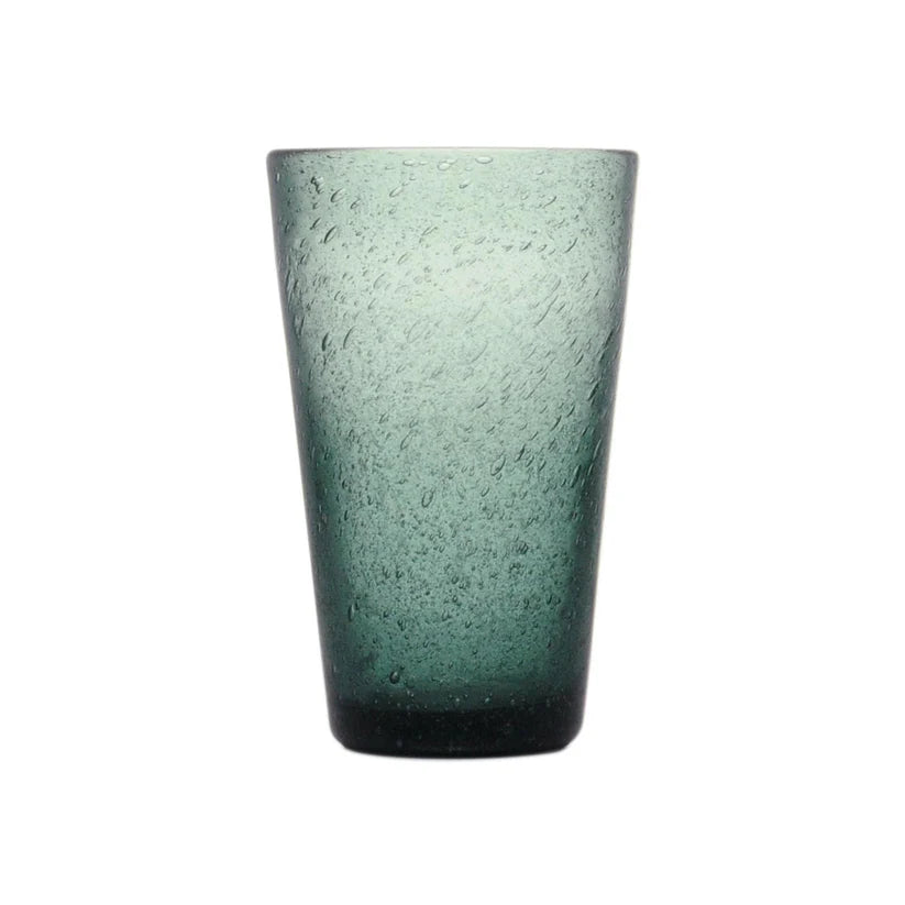 Mundgeblasenes Longdrink-Glas von Memento mit eingeschlossenen Luftbläschen in avio - ein blau-grau-gruen