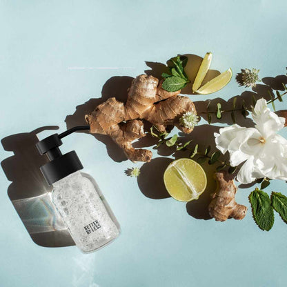 Schaumspender transparent mit schwarzer KAppe mit Ingwer, Limette, Mizne und Bluete