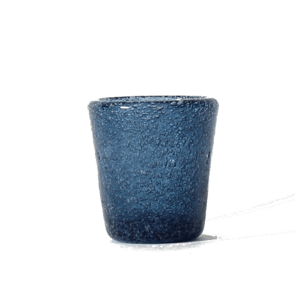 Mundgeblasenes Schnapsglas M Memento  mit eingeschlossenen Luftbläschen in deepblue, dunkles Blau  mundgeblasenes Glas aus Italien