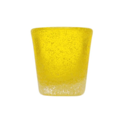 Mundgeblasenes Schnapsglas oder Espressobecher, Memento  mit eingeschlossenen Luftbläschen in zitronengelb